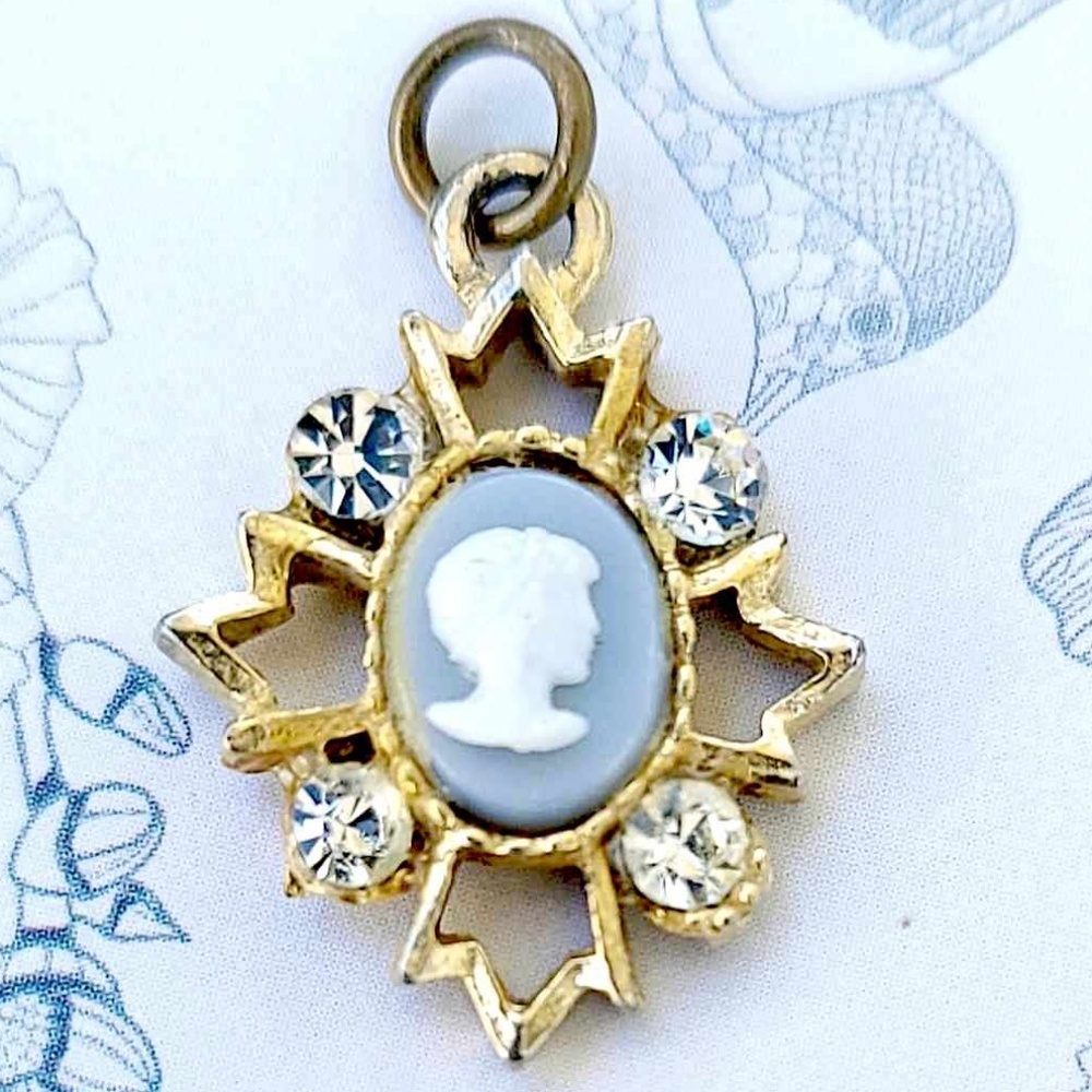 AVON Vintage Cameo Blue Goldtone and Rhinestone Pendant & Chain Necklace